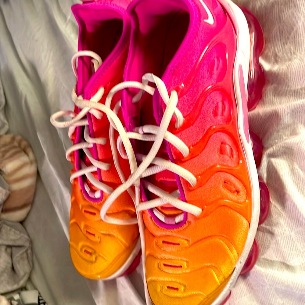 I’m selling these vapor max never wore them